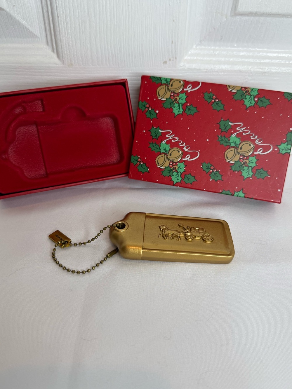 COACH 1941 COLLECTIBLE HORSE AND CARRIAGE HOLIDAY LOGO HANG TAG CHARM - Picture 6 of 15